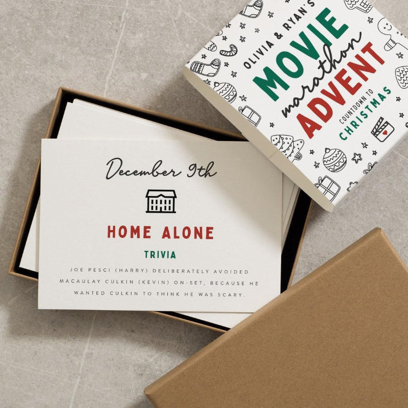 "Julkalender för vuxna med 24 återanvändbara, charmiga adventskort, perfekt för filmälskare, eleganta och hållbara."