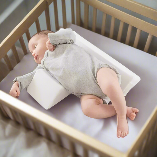 Justerbar babykudde för nyfödda med antirullfunktion, säkerställer stabil sidosömn.