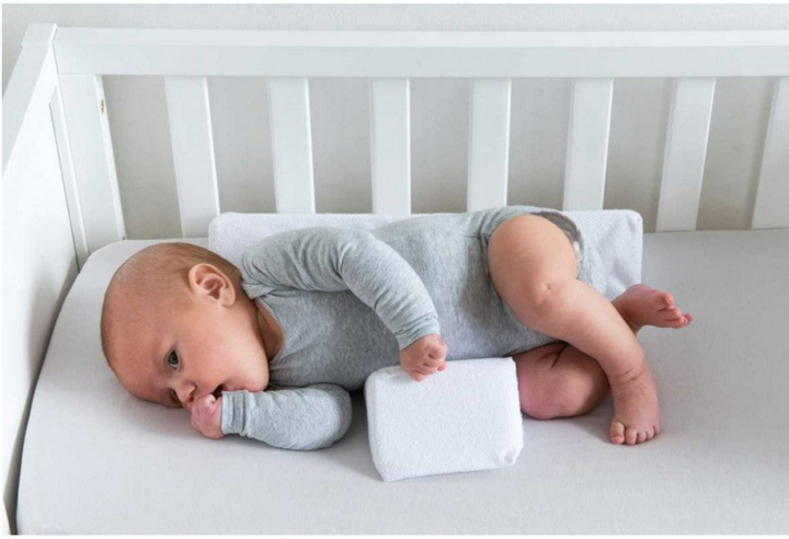 Praktisk justerbar babytillbehör: antirull kudde för säker sidosömn hos nyfödda.