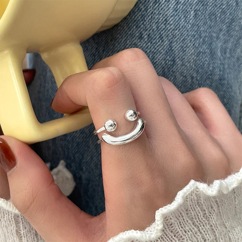 Justerbar damer leende emoji ring i koppar, stilfull design med glansig finish, perfekt för att komplettera din look.