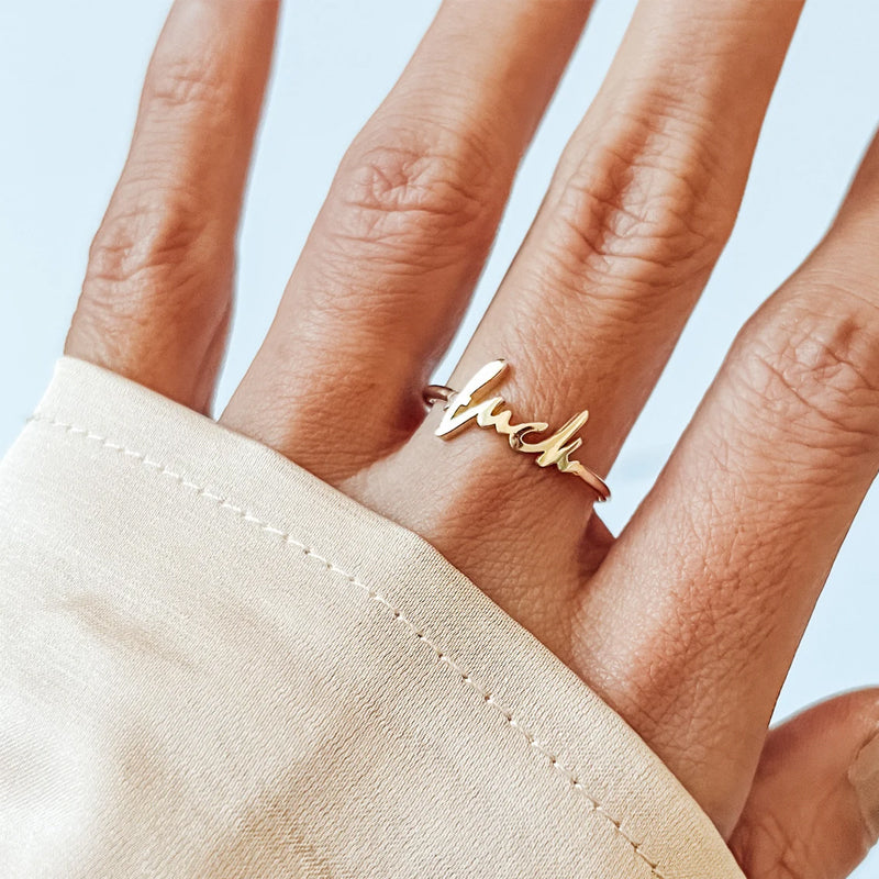 "Justerbar damring i rostfritt stål, elegant minimalistisk design, tillgänglig i guld, roséguld och stål."