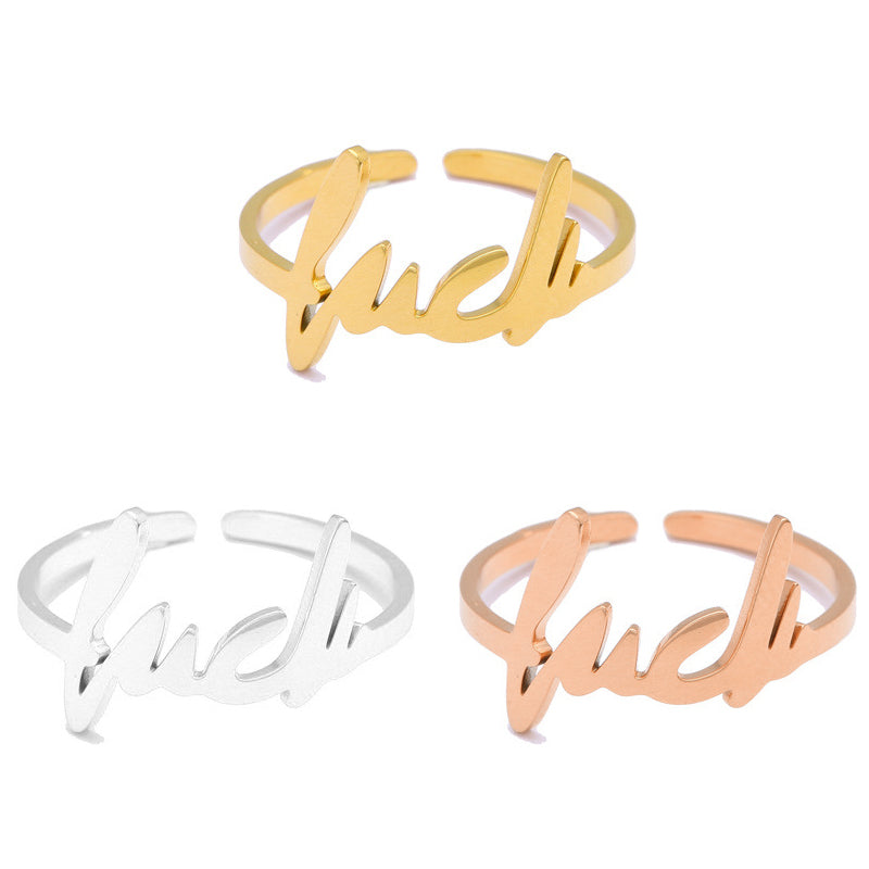 "Justerbar damring i rostfritt stål, elegant minimalistisk design, tillgänglig i guld, roséguld och stål."