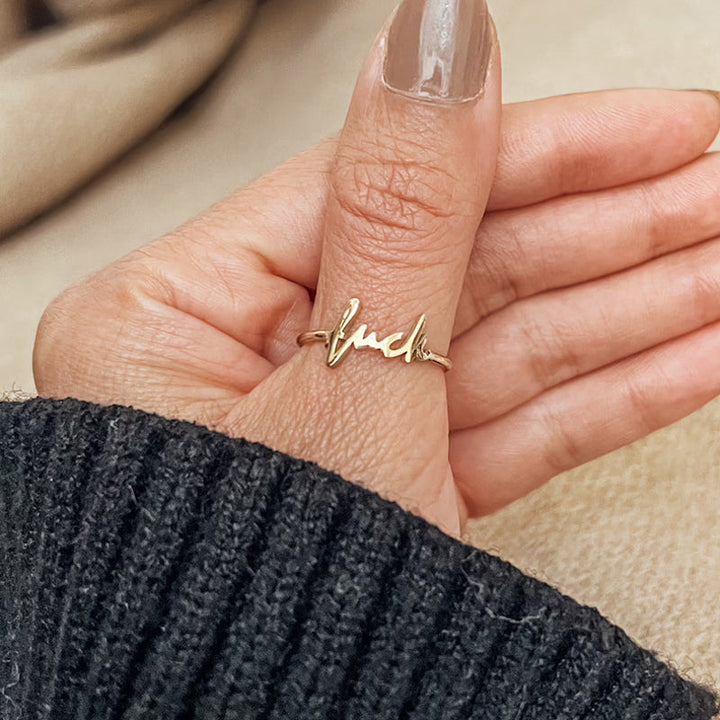 "Justerbar damring i rostfritt stål, elegant minimalistisk design, tillgänglig i guld, roséguld och stål."
