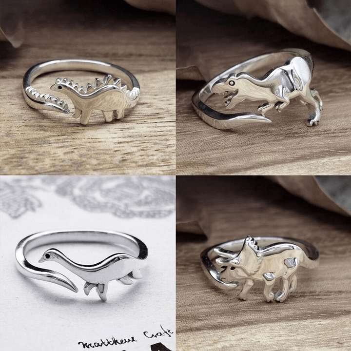 "Justerbar dinosauriering i silver med dinosauriemotiv; elegant, lekfull och perfekt för dinosaurieälskare."