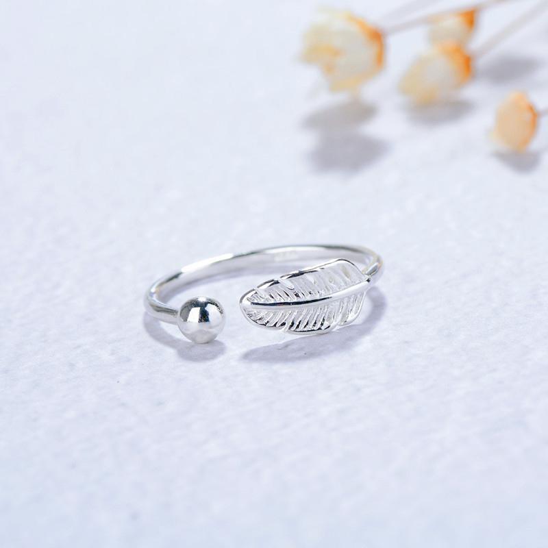 "Justerbar fjäderring i silver för kvinnor, elegant bladmönster, symbolisk design, lätt och bekväm accessoar."