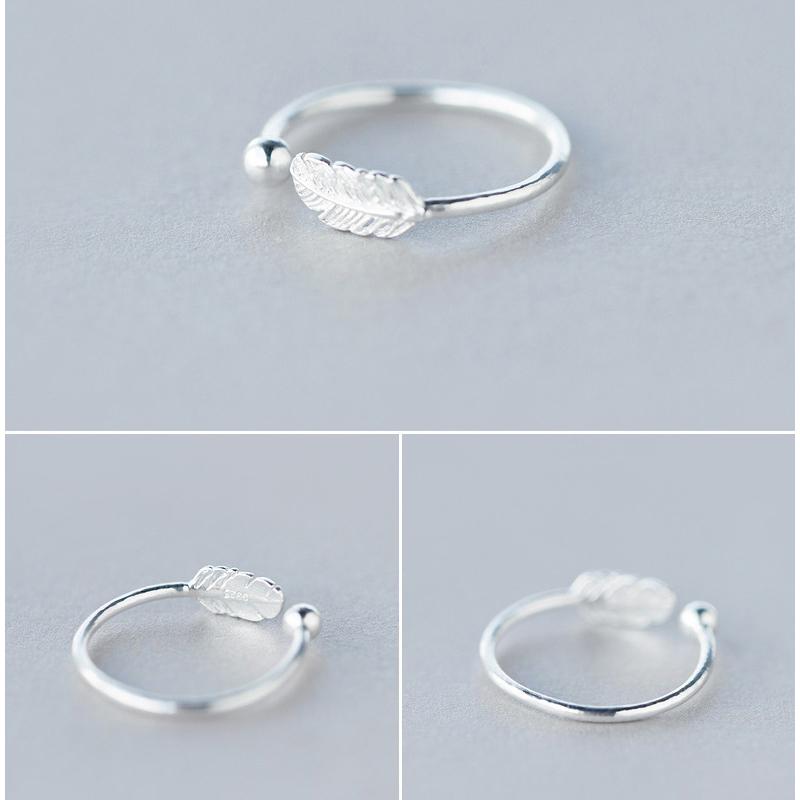 "Justerbar fjäderring i silver för kvinnor, elegant bladmönster, symbolisk design, lätt och bekväm accessoar."