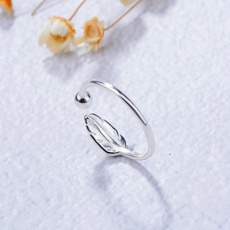 "Justerbar fjäderring i silver för kvinnor, elegant bladmönster, symbolisk design, lätt och bekväm accessoar."