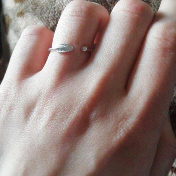 "Justerbar fjäderring i silver för kvinnor, elegant bladmönster, symbolisk design, lätt och bekväm accessoar."