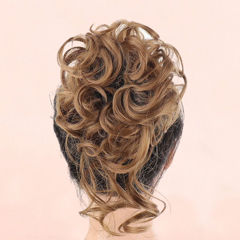 "Justerbar hårstycke för kvinnor, messy bun i syntetmaterial, ger voluminös look i brun och kastanjfärg."