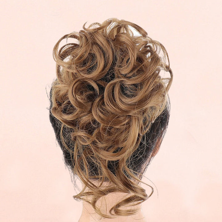 "Justerbar hårstycke för kvinnor, messy bun i syntetmaterial, ger voluminös look i brun och kastanjfärg."