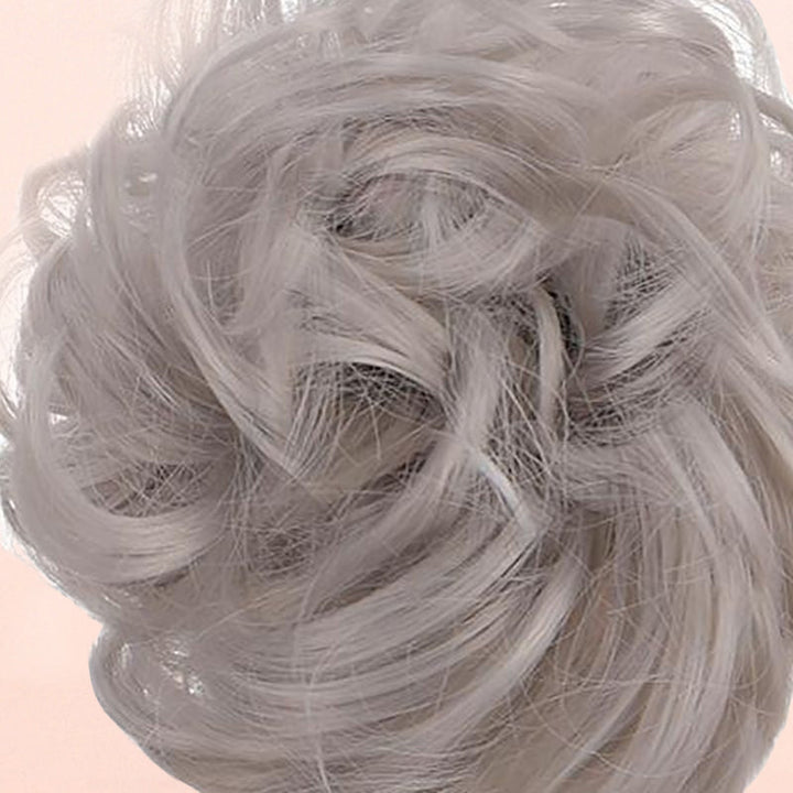 "Justerbar hårstycke för kvinnor, messy bun i syntetmaterial, ger voluminös look i brun och kastanjfärg."