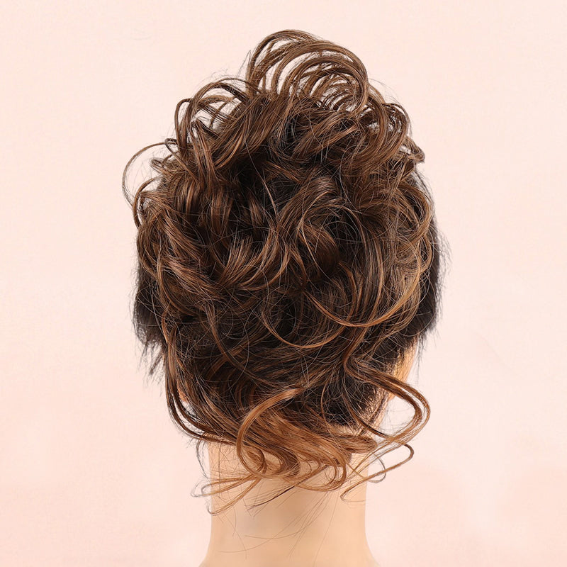 "Justerbar hårstycke för kvinnor, messy bun i syntetmaterial, ger voluminös look i brun och kastanjfärg."