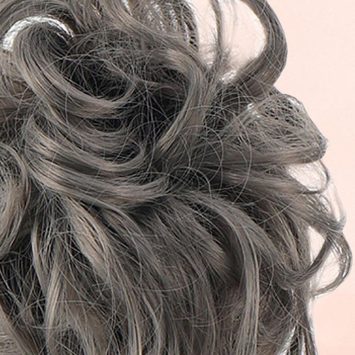 "Justerbar hårstycke för kvinnor, messy bun i syntetmaterial, ger voluminös look i brun och kastanjfärg."