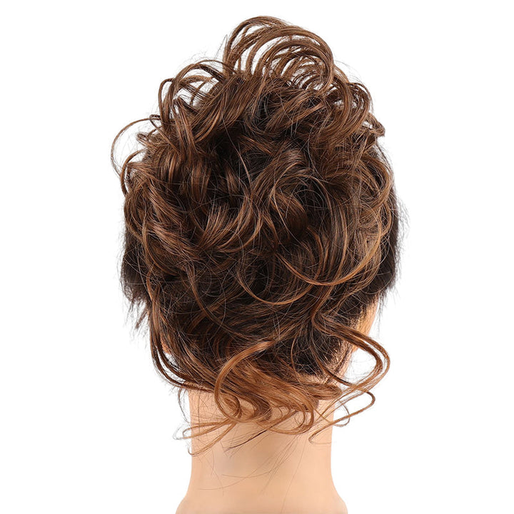 "Justerbar hårstycke för kvinnor, messy bun i syntetmaterial, ger voluminös look i brun och kastanjfärg."