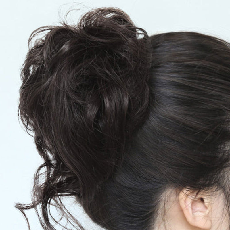 "Justerbar hårstycke för kvinnor, messy bun i syntetmaterial, ger voluminös look i brun och kastanjfärg."