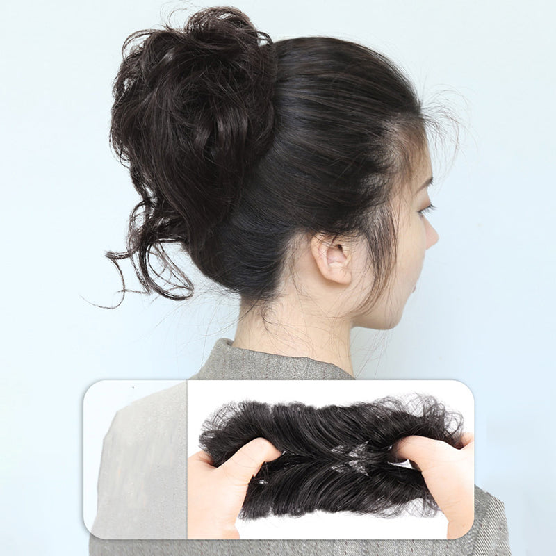 "Justerbar hårstycke för kvinnor, messy bun i syntetmaterial, ger voluminös look i brun och kastanjfärg."