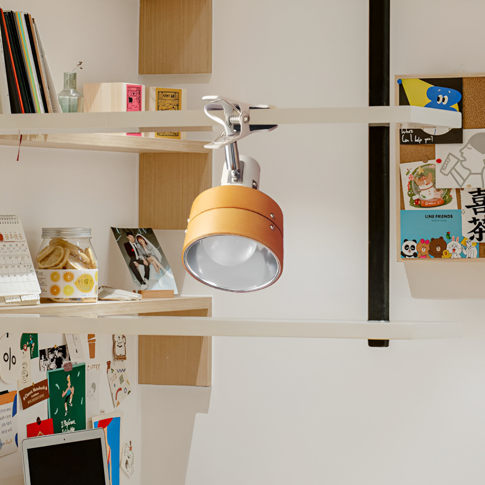 Justerbar japansk klämlampa i trä & järn med LED, perfekt som skrivbordslampa.