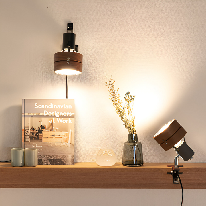 Japansk justerbar skrivbordslampa i trä & järn. Modern inredning & belysning.