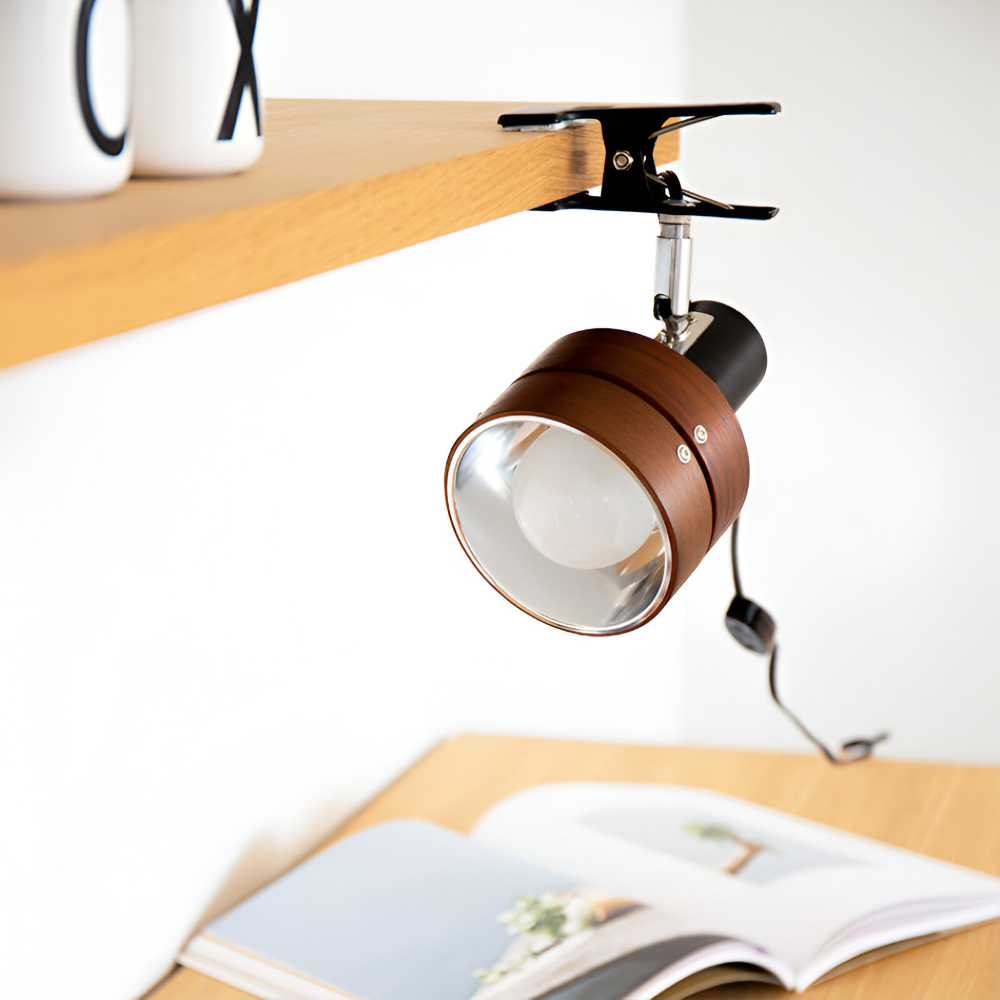 Klämlampa i japansk design med justerbar arm, trä & järn. Idealisk bordslampa med LED.