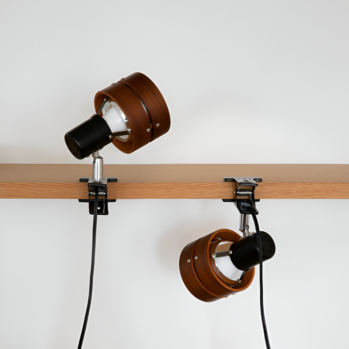 Japansk justerbar klämlampa i trä & järn. LED-skrivbordslampa för modern inredning.