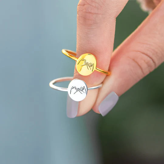 "Justerbar kärleksknutring i guld och silver för barnbarn, visad med elegant och tidlös design, symboliskt evigt band."
