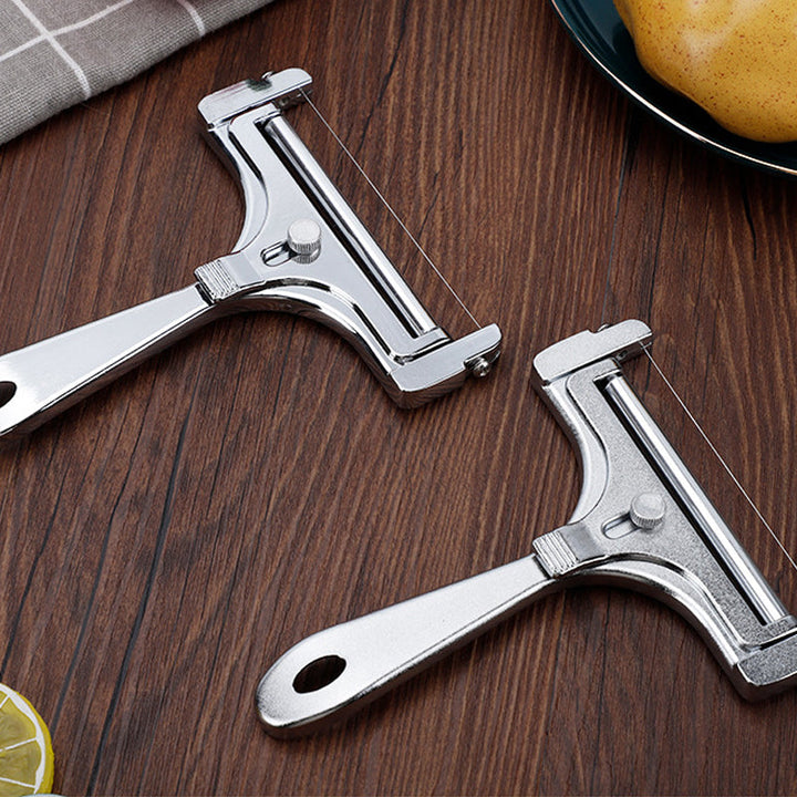 "Justerbar köksostskärare i aluminium för exakta skivor, elegant design i frostat och glänsande silver finish."