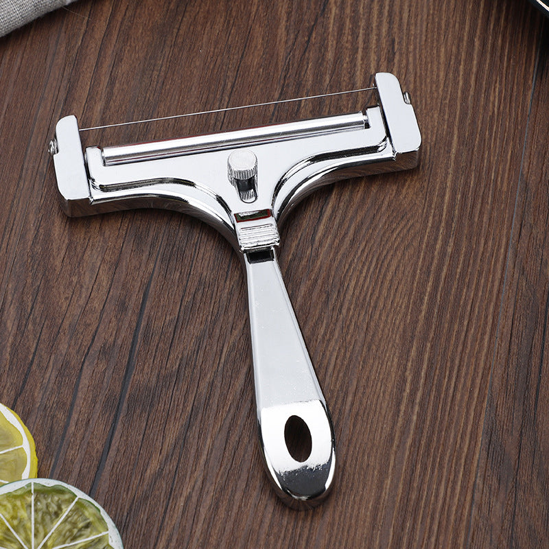 "Justerbar köksostskärare i aluminium för exakta skivor, elegant design i frostat och glänsande silver finish."