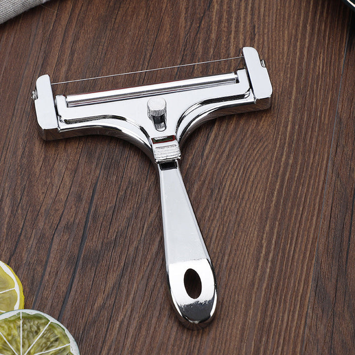 "Justerbar köksostskärare i aluminium för exakta skivor, elegant design i frostat och glänsande silver finish."