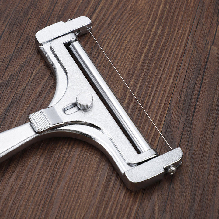 "Justerbar köksostskärare i aluminium för exakta skivor, elegant design i frostat och glänsande silver finish."