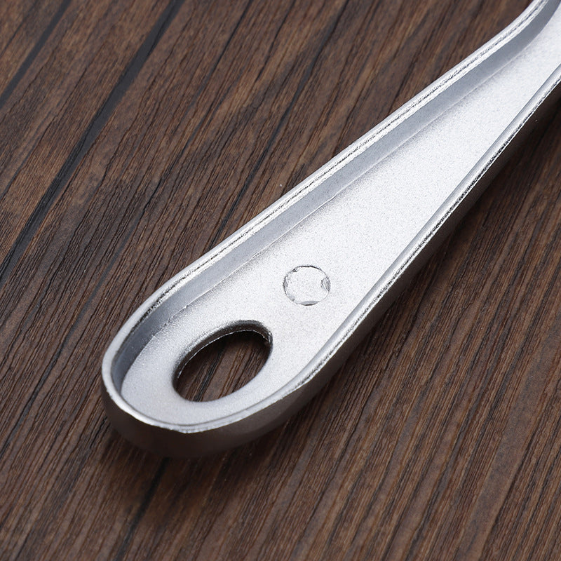 "Justerbar köksostskärare i aluminium för exakta skivor, elegant design i frostat och glänsande silver finish."