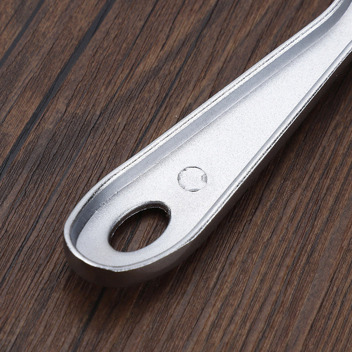 "Justerbar köksostskärare i aluminium för exakta skivor, elegant design i frostat och glänsande silver finish."