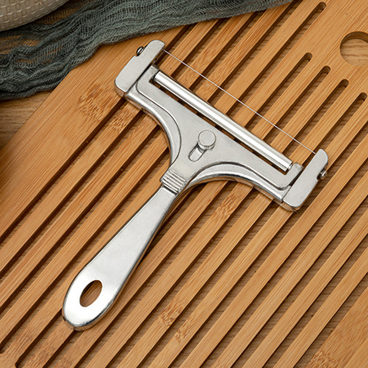 "Justerbar köksostskärare i aluminium för exakta skivor, elegant design i frostat och glänsande silver finish."