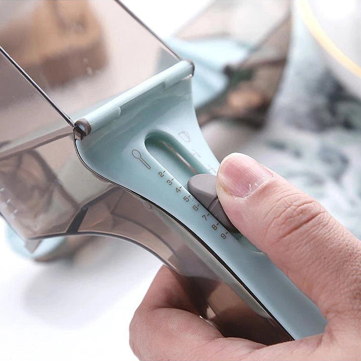 "Justerbar måttsked för kök med ergonomisk design och grön färg, perfekt för exakt mätning i matlagning och bakning."
