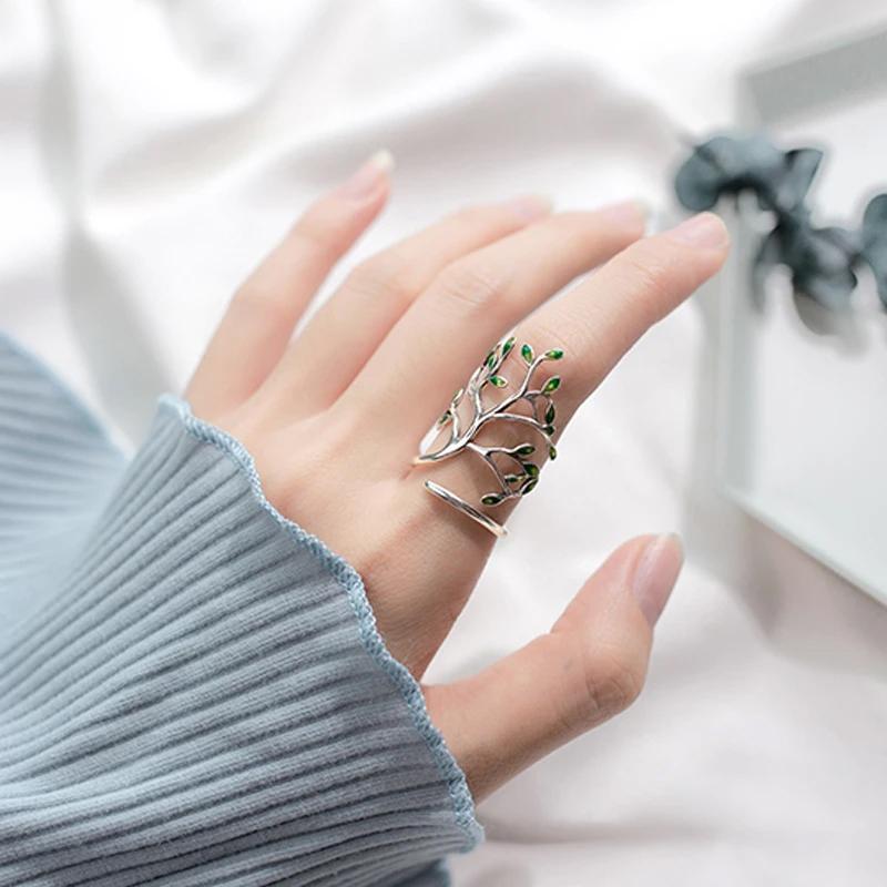 Justerbar olivträd ring i silver med gröna blad, damaccessoar som symboliserar fred och skönhet.