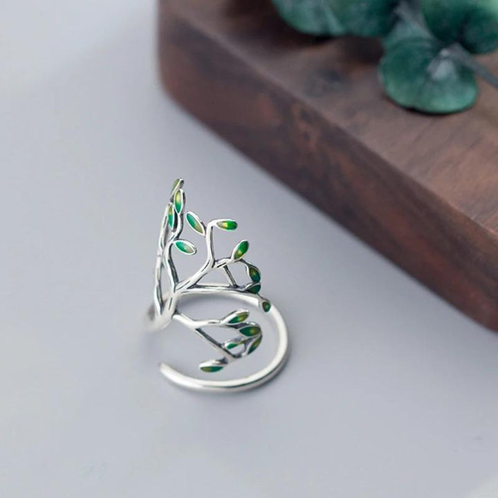 Justerbar olivträd ring i silver med gröna blad, damaccessoar som symboliserar fred och skönhet.