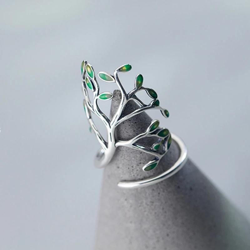 Justerbar olivträd ring i silver med gröna blad, damaccessoar som symboliserar fred och skönhet.
