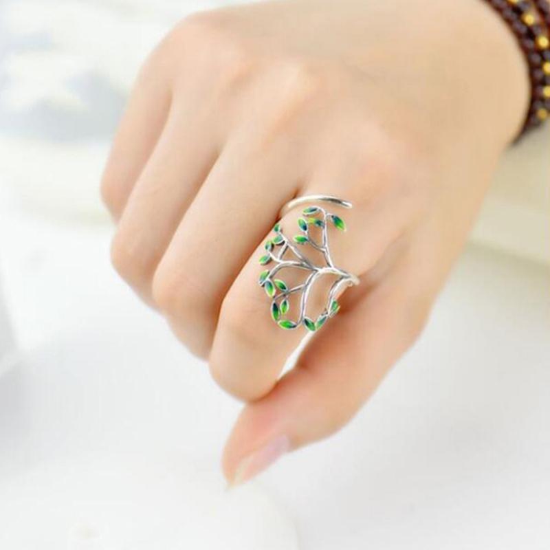 Justerbar olivträd ring i silver med gröna blad, damaccessoar som symboliserar fred och skönhet.