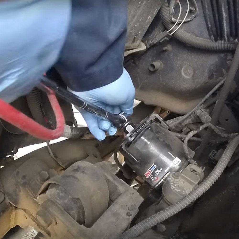 "Justerbar oljefilternyckel med tre käftar i stål, svart och silver, enkel att använda för borttagning av oljefilter."