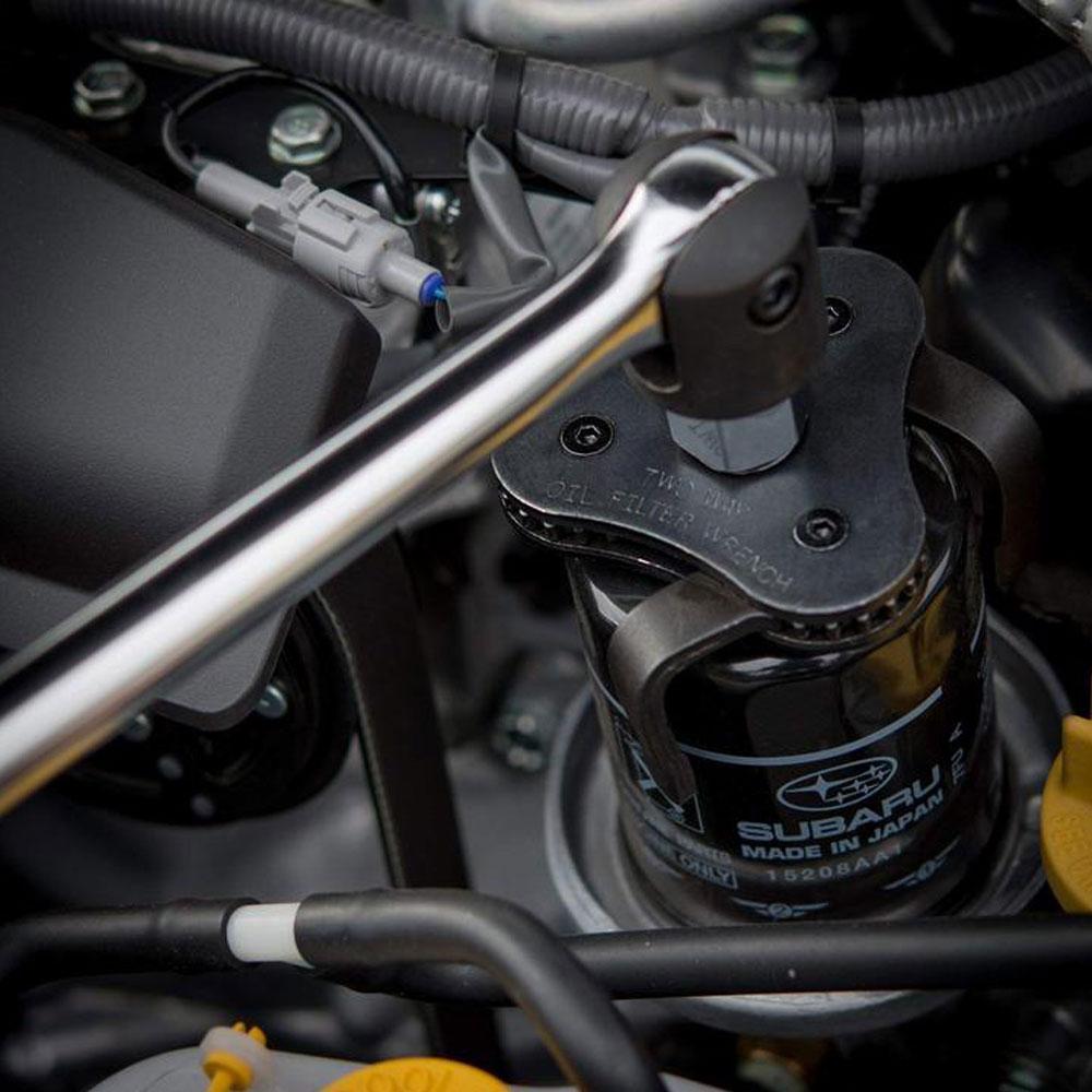 "Justerbar oljefilternyckel med tre käftar i stål, svart och silver, enkel att använda för borttagning av oljefilter."