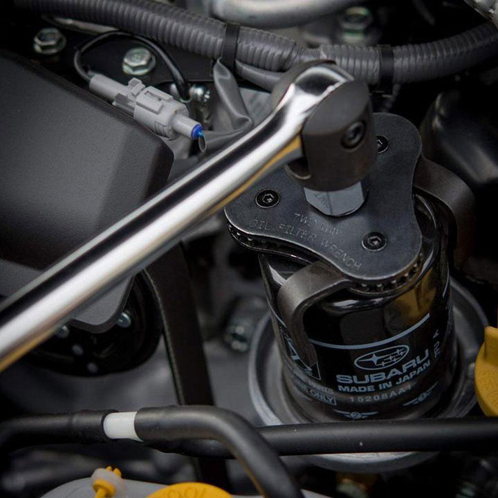 "Justerbar oljefilternyckel med tre käftar i stål, svart och silver, enkel att använda för borttagning av oljefilter."