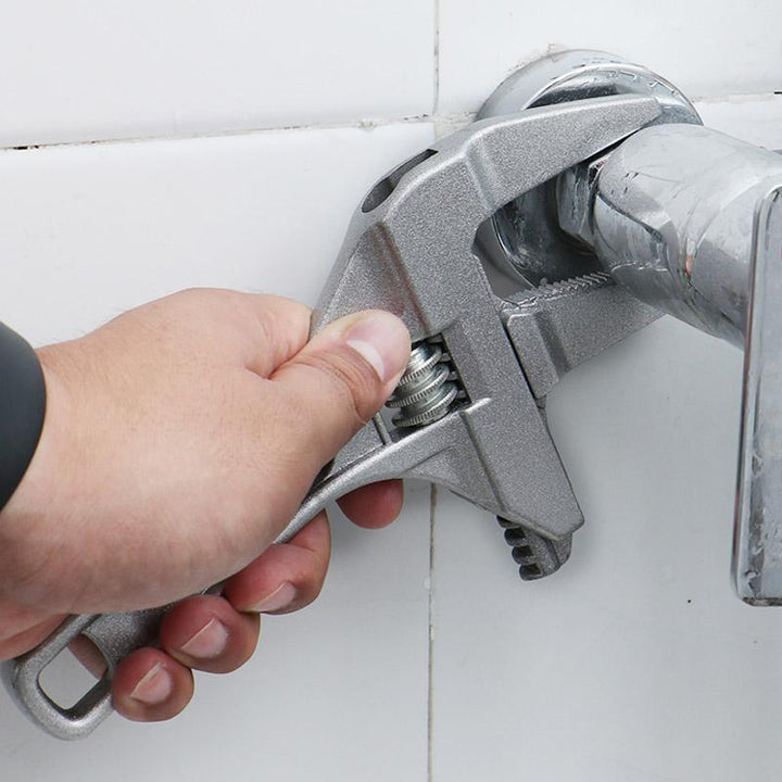 "Justerbar rörmokarnyckel i metall med bred käft, optimal för VVS-arbete, set mot vit bakgrund."