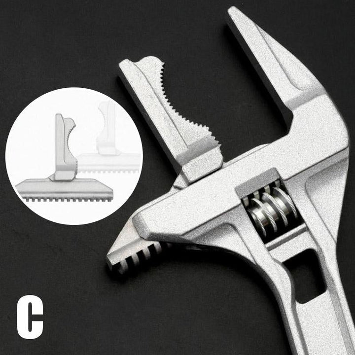 "Justerbar rörmokarnyckel i metall med bred käft, optimal för VVS-arbete, set mot vit bakgrund."