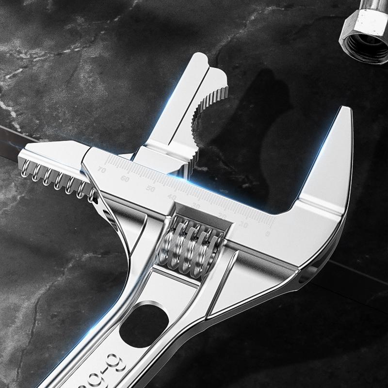 "Justerbar rörmokarnyckel i metall med bred käft, optimal för VVS-arbete, set mot vit bakgrund."