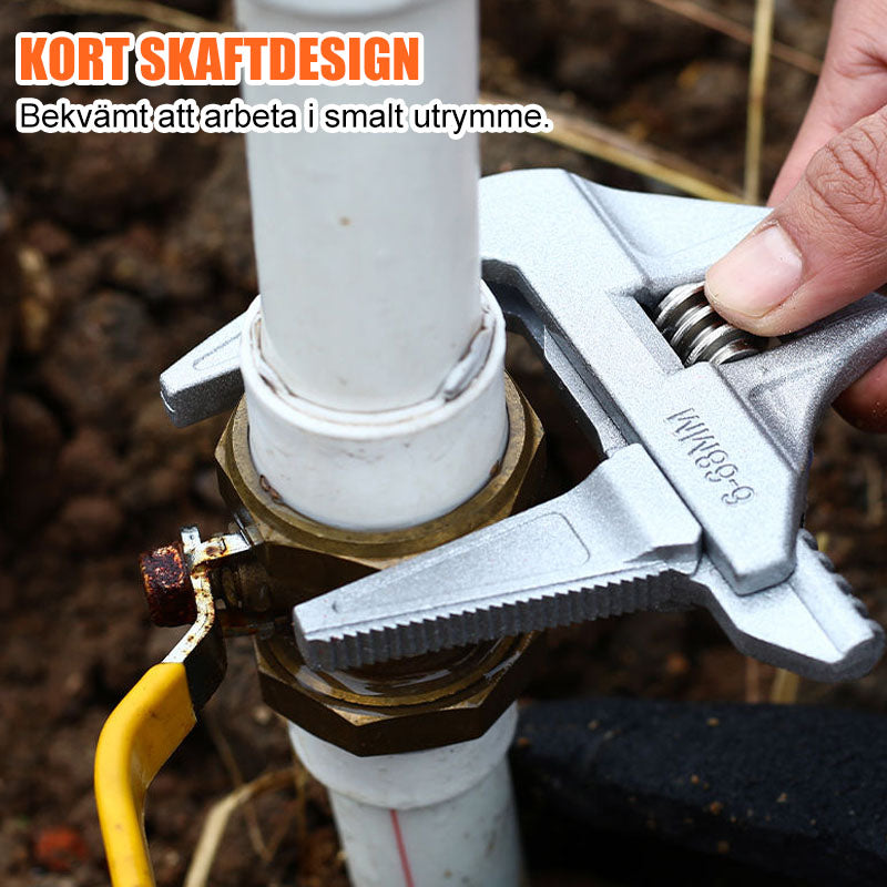 "Justerbar rörmokarnyckel i metall med bred käft, optimal för VVS-arbete, set mot vit bakgrund."