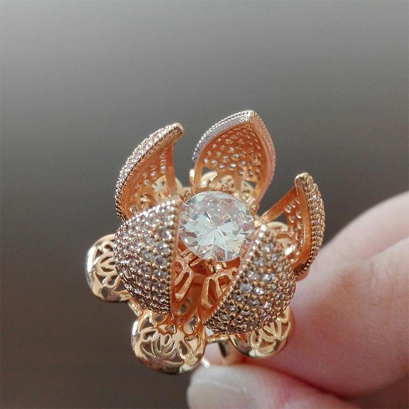 "Justerbar roterande rosring med zirkon, kopparmaterial, eleganta kronblad, strålande glans, tidlös skönhet."