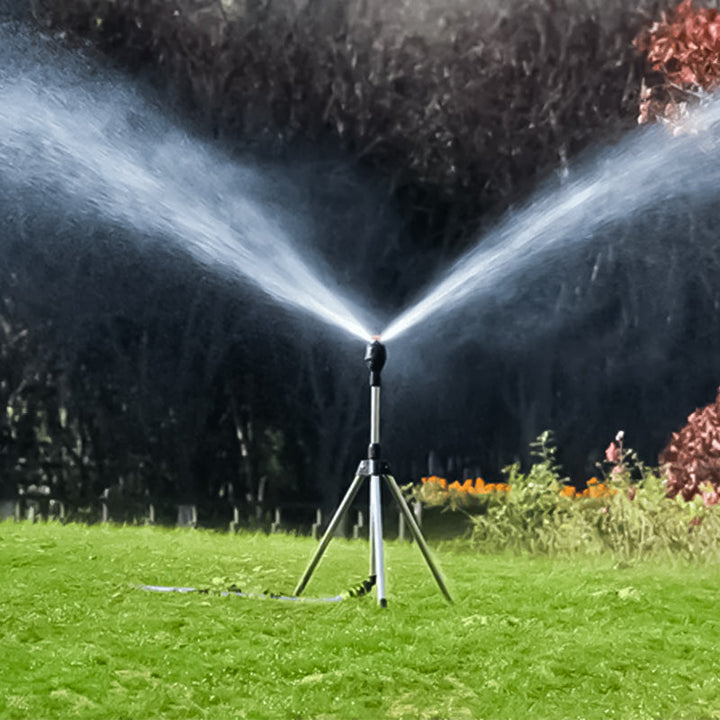 "Justerbar roterande stativsprinkler i stål och ABS, 360-graders rotation, för trädgårdsbevattning under heta sommardagar."