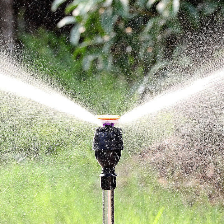 "Justerbar roterande stativsprinkler i stål och ABS, 360-graders rotation, för trädgårdsbevattning under heta sommardagar."