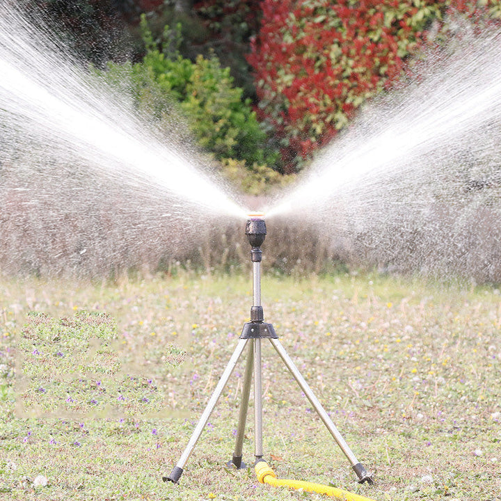 "Justerbar roterande stativsprinkler i stål och ABS, 360-graders rotation, för trädgårdsbevattning under heta sommardagar."