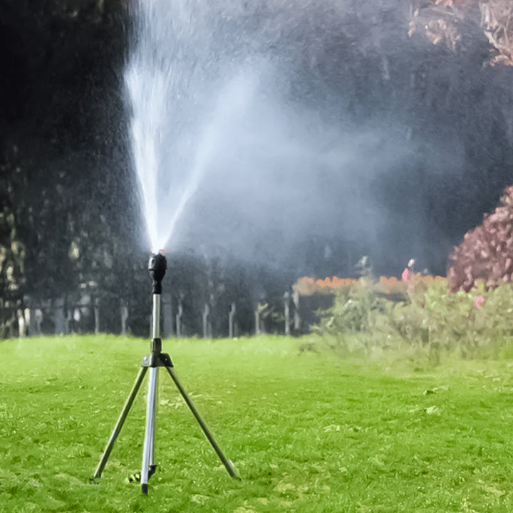 "Justerbar roterande stativsprinkler i stål och ABS, 360-graders rotation, för trädgårdsbevattning under heta sommardagar."