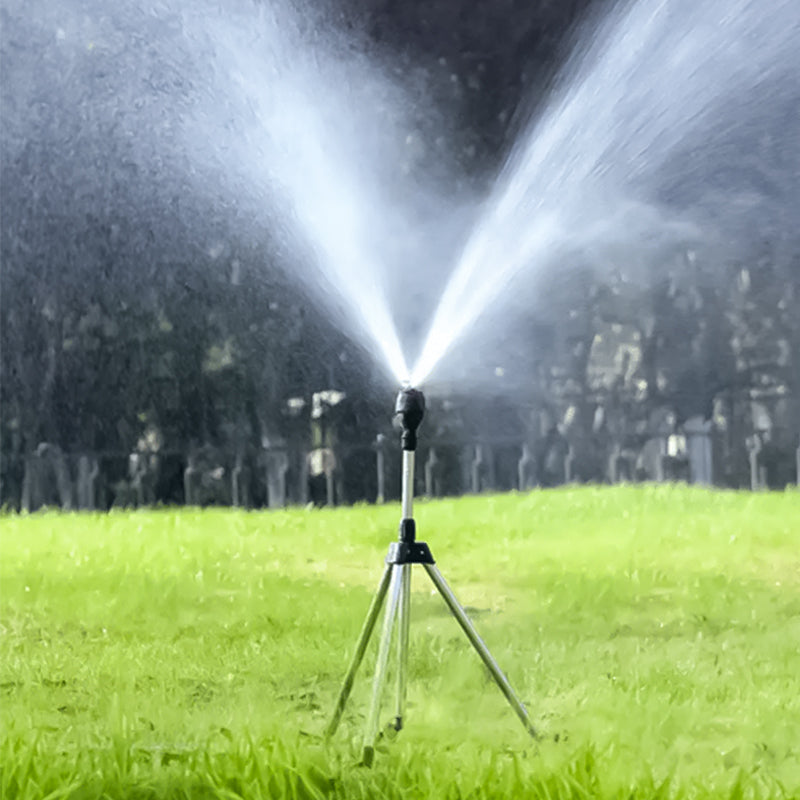 "Justerbar roterande stativsprinkler i stål och ABS, 360-graders rotation, för trädgårdsbevattning under heta sommardagar."